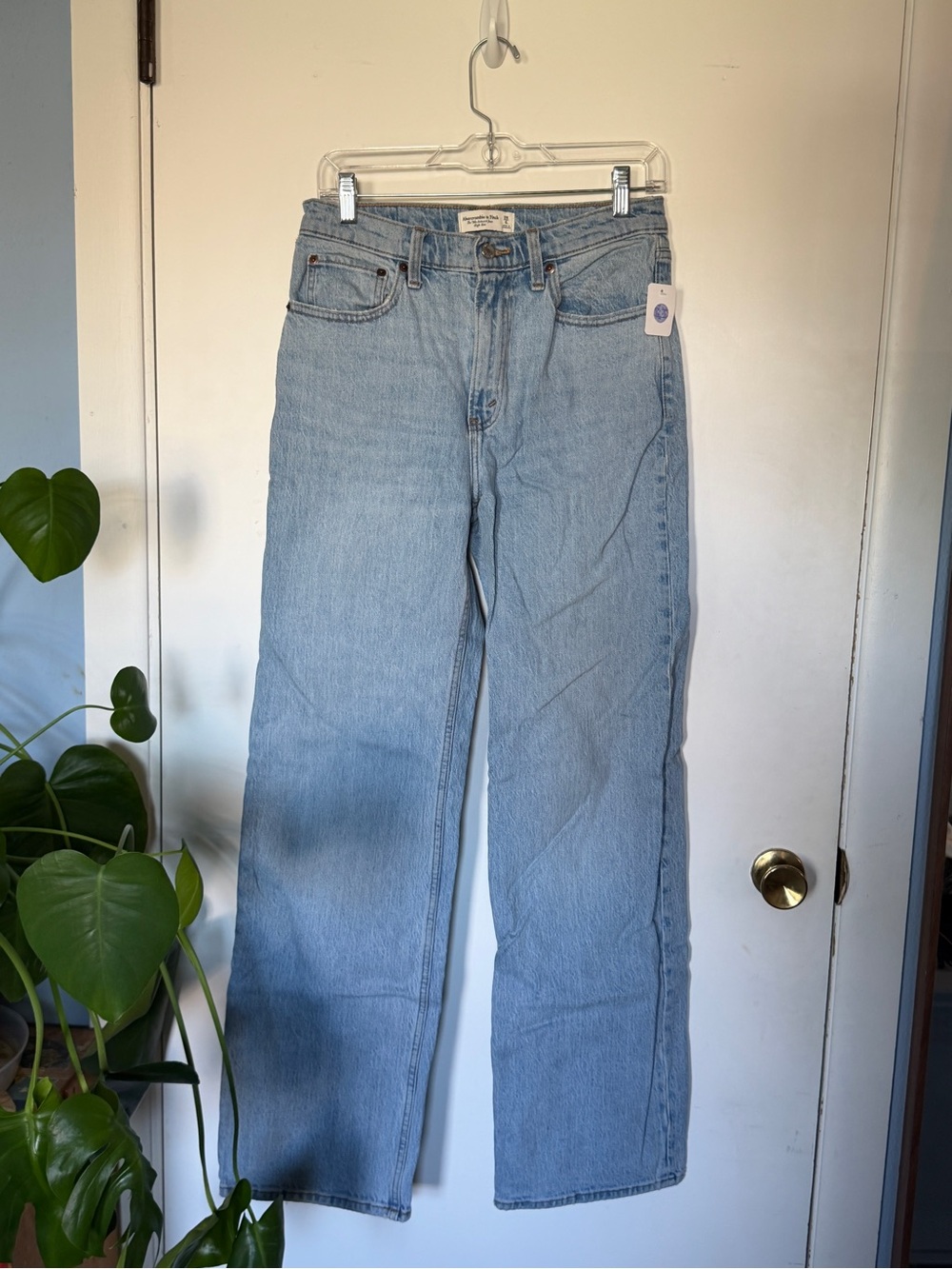 Abercrombie & Fitch The 90’s relaxed Jean high rise